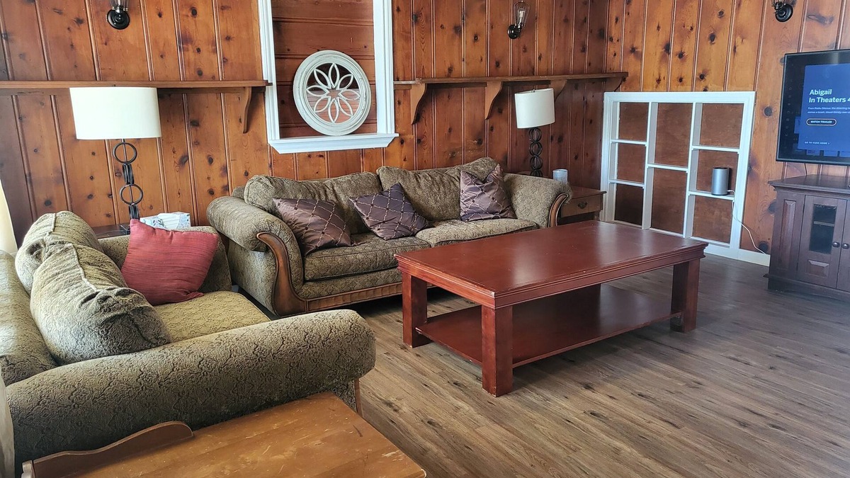 Corsicana House | Bring your Golf Clubs. House located near 4th hole of Public golf course