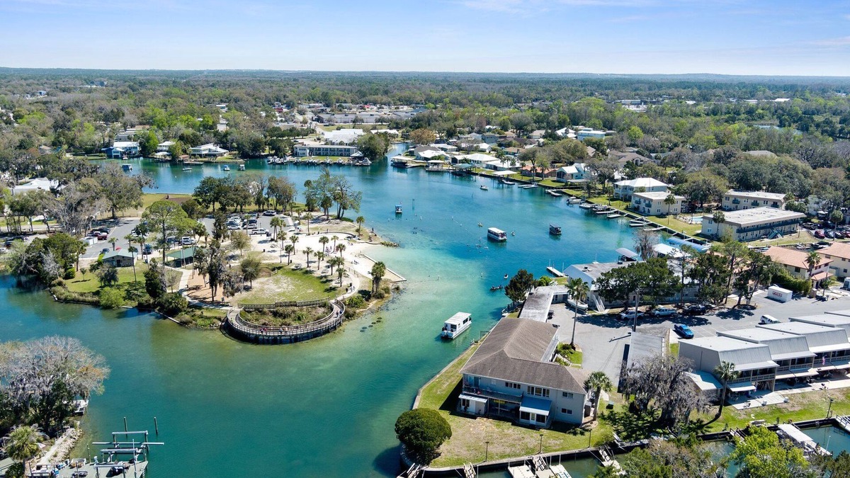 Springs at Kings Bay Condo | Bring your own boat l Waterfront with dock l Sleeps 9