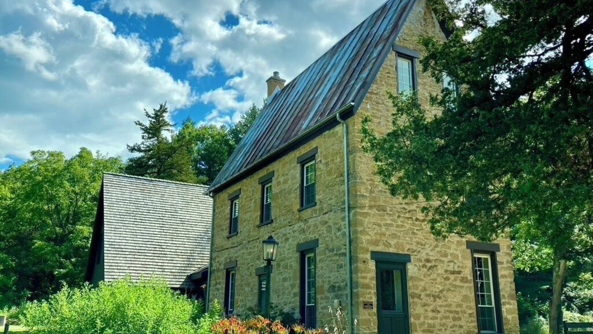 Arena House | Brisbane House: Historic Stone House & Adjoining "Summer Kitchen" Bedrooms