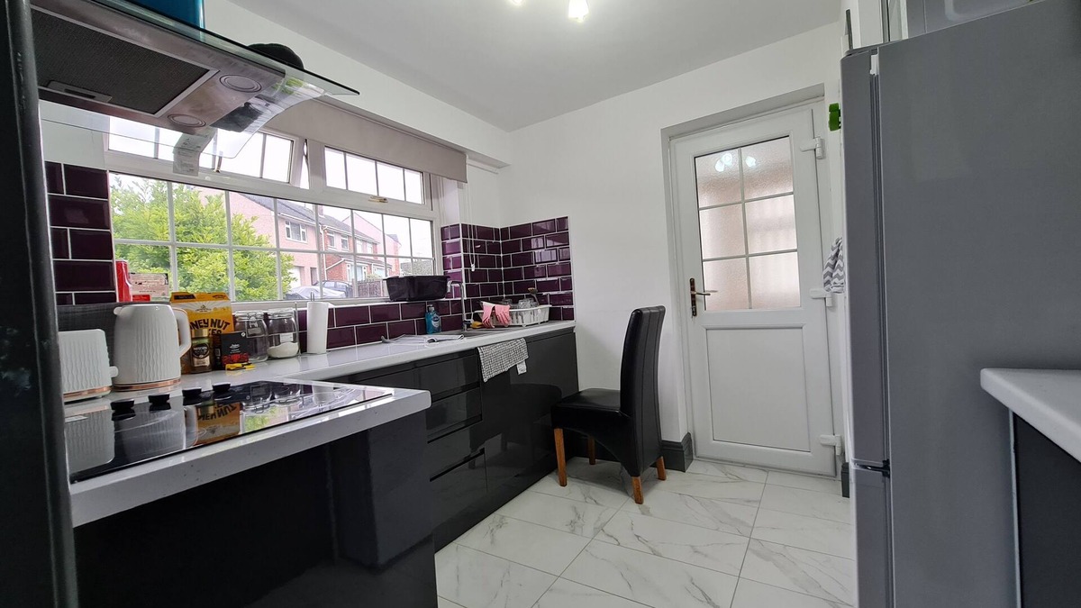 Hanham House | Bristol 2-bed Bungalow, Sleeps 4, Parking