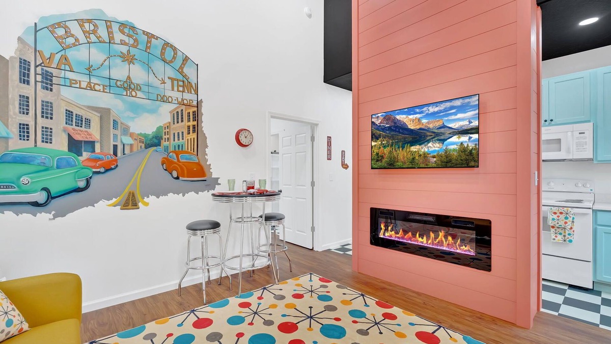 Bristol House | Bristol’s Doo-Wop Den – A 1950s-Themed Retreat with a Modern Twist