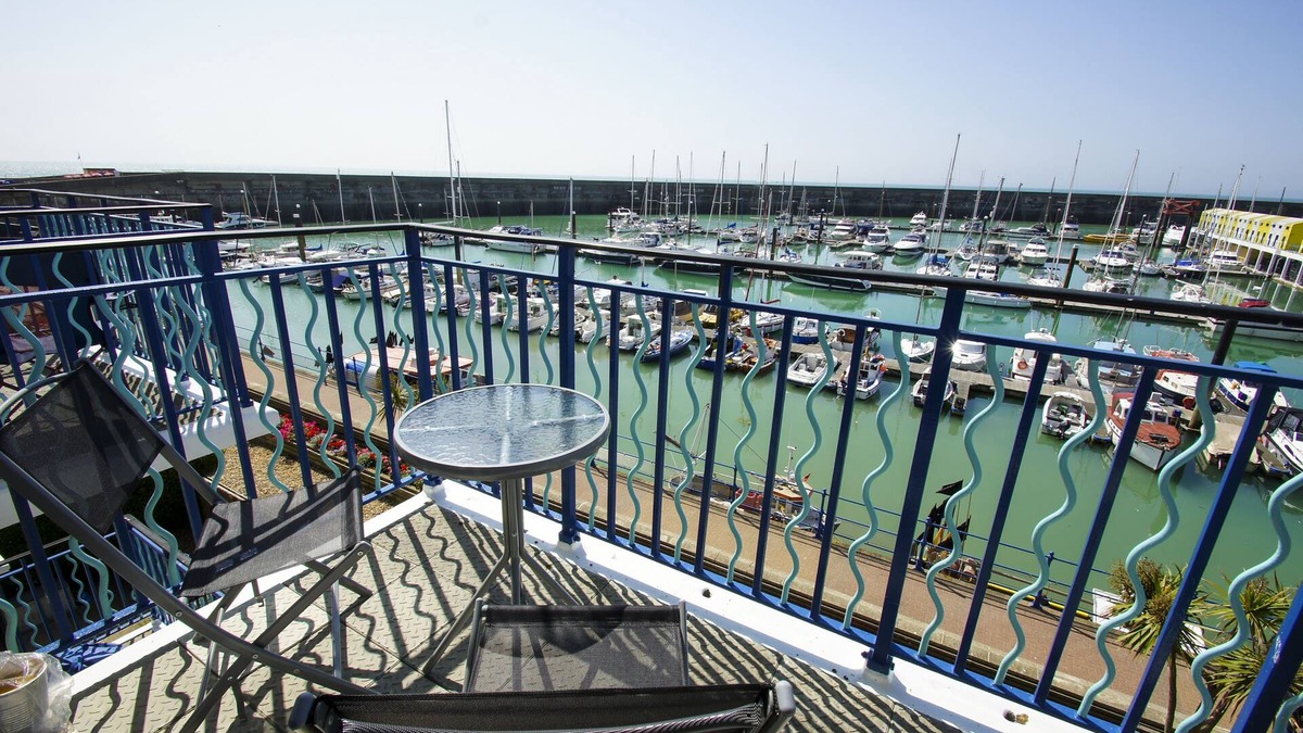 Seafront Cottage | Britannia Harbour View Parking by Brighton Holiday Lets