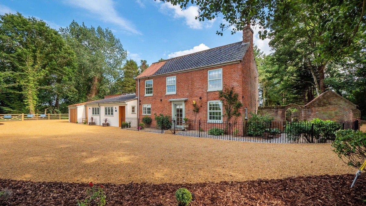 North Walsham Cottage | Broad House - sleeps 8 guests in 4 bedrooms