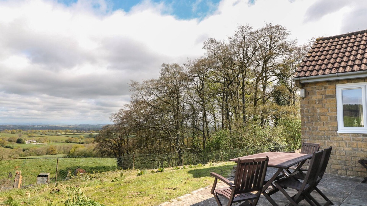 Eleighwater Cottage | BROADLANDS BUNGALOW, family friendly in Combe St Nicholas