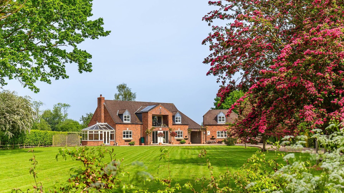 Lincoln Cottage | BROADLEAF LODGE, pet friendly, with open fire in Skellingthorpe