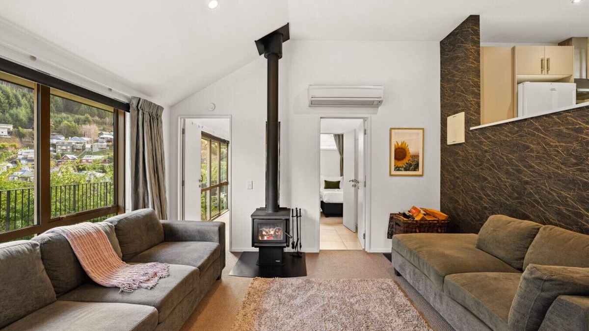 Sunshine Bay House | Broadview Hideaway - Cosy 2 bed