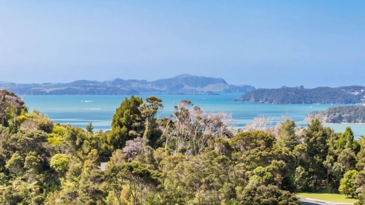 Opua House | Broadview Retreat, Sleeps 12 People or 8 Singles.
