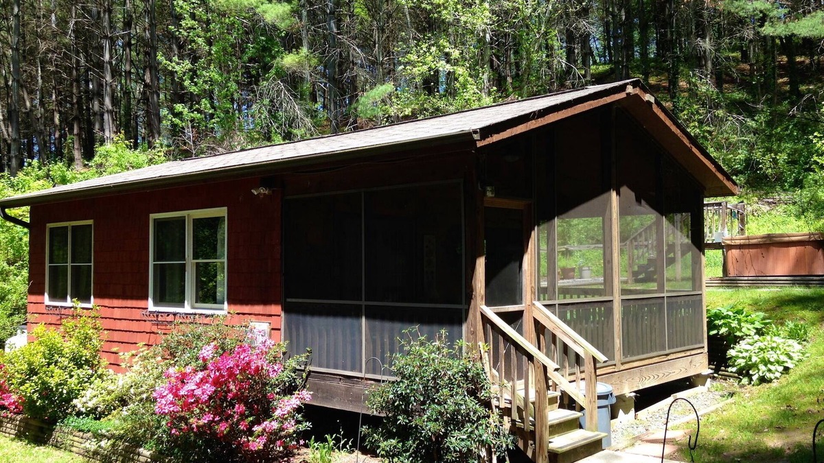 Hot Springs Cabin | Broadwing Farm Cedar Cabin- Hot Tub with Fresh, Hot Mineral Water - 85 Acre Farm