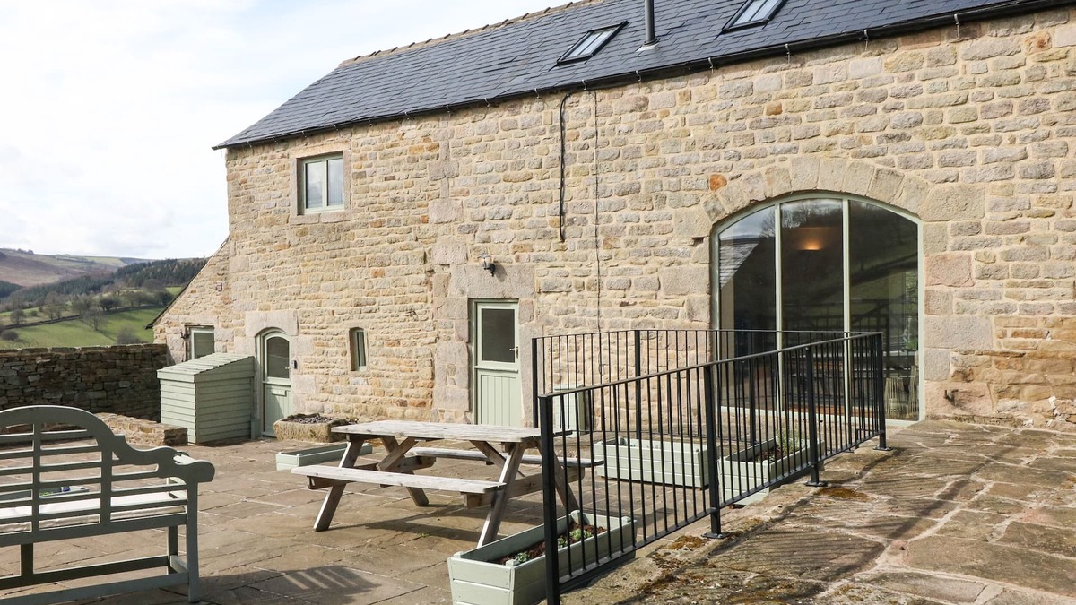 Hathersage Cottage | BROADWOOD BARN, pet friendly, character holiday cottage in Hathersage