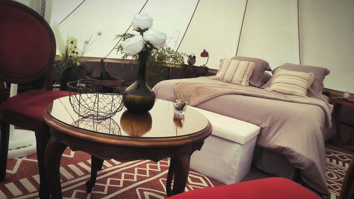 Lapalisse House | Brocante-style lodge tent with private Jacuzzi