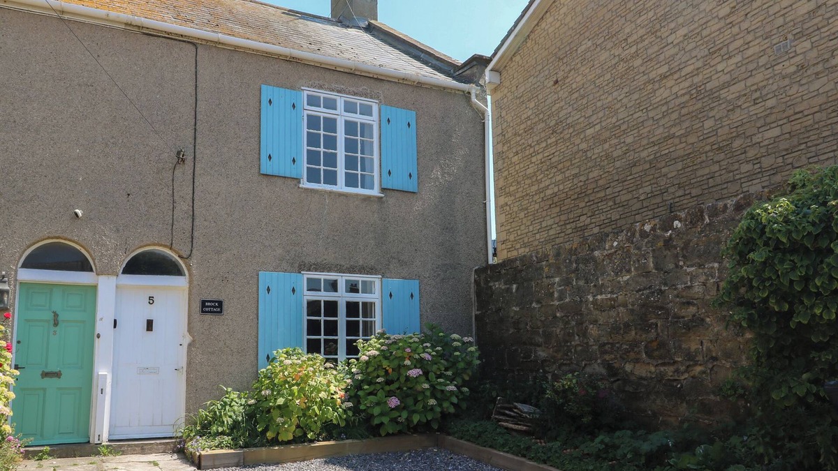 West Bay Cottage | BROCK COTTAGE, pet friendly, character holiday cottage in West Bay