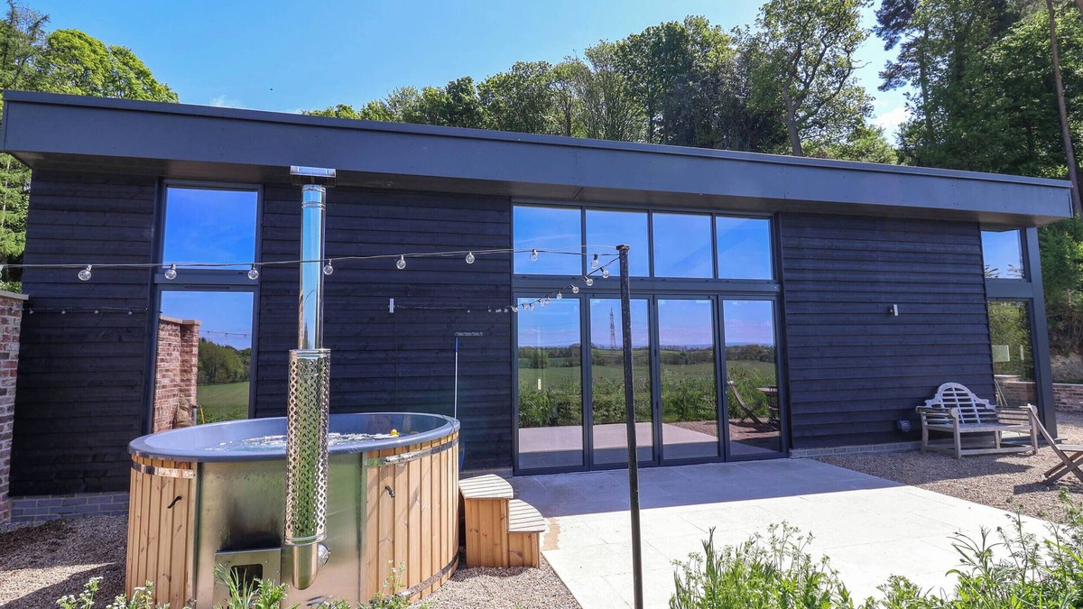 Northallerton Cottage | BROCK HOUSE, character holiday cottage, with hot tub in Northallerton