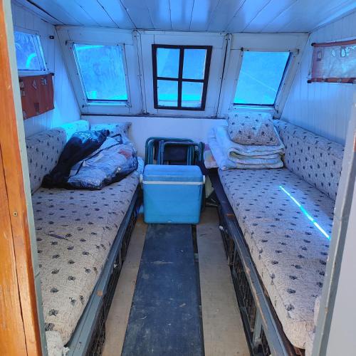 Vojvodina Boat Rental | Brodic Ruza sa pontonom i kamp kucicom