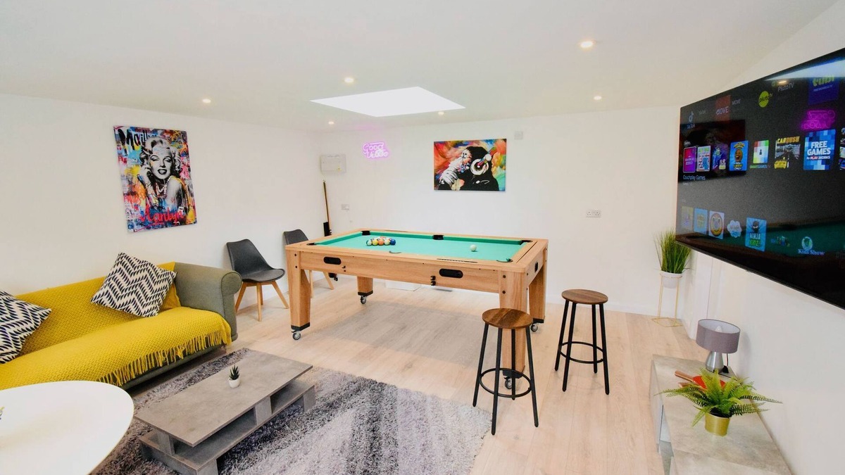 Bromsgrove House | Bromsgrove. Newly Refurbed Property With Outhouse. 4 bed 2.5 Bathroom Games Room