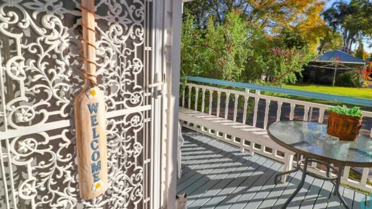 Swansea House | Bromyard Lakeside Cottage - access to waterfront