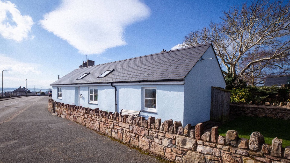 Brynsiencyn Cottage | Bron Haul - sleeps 2 guests in 1 bedroom