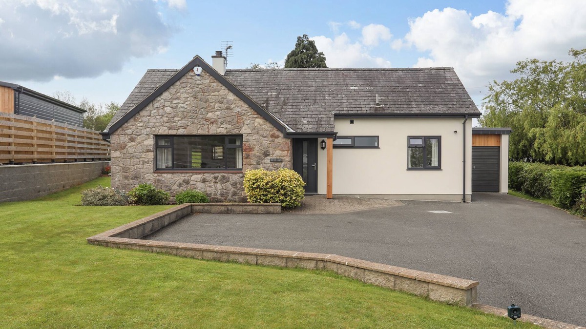 Y Felinheli Cottage | BRONALLT, family friendly, with a garden in Y Felinheli