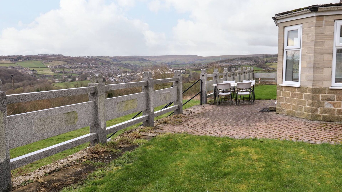 Oakworth Cottage | BRONTE VIEW HIDEAWAY, character holiday cottage in Oakworth