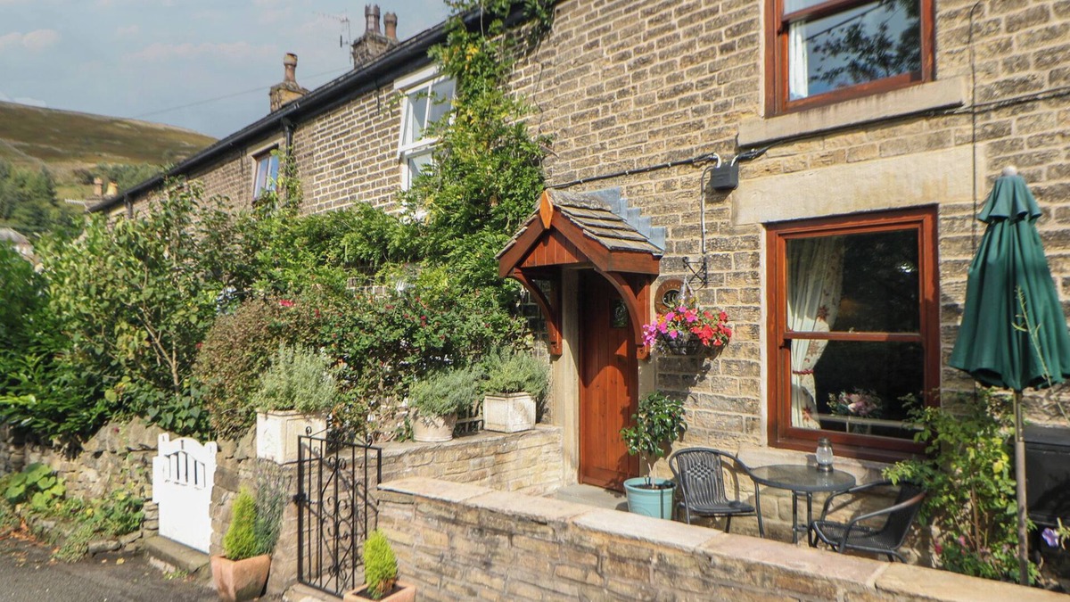 Little Hayfield Cottage | BROOK COTTAGE, character holiday cottage, with open fire in Hayfield