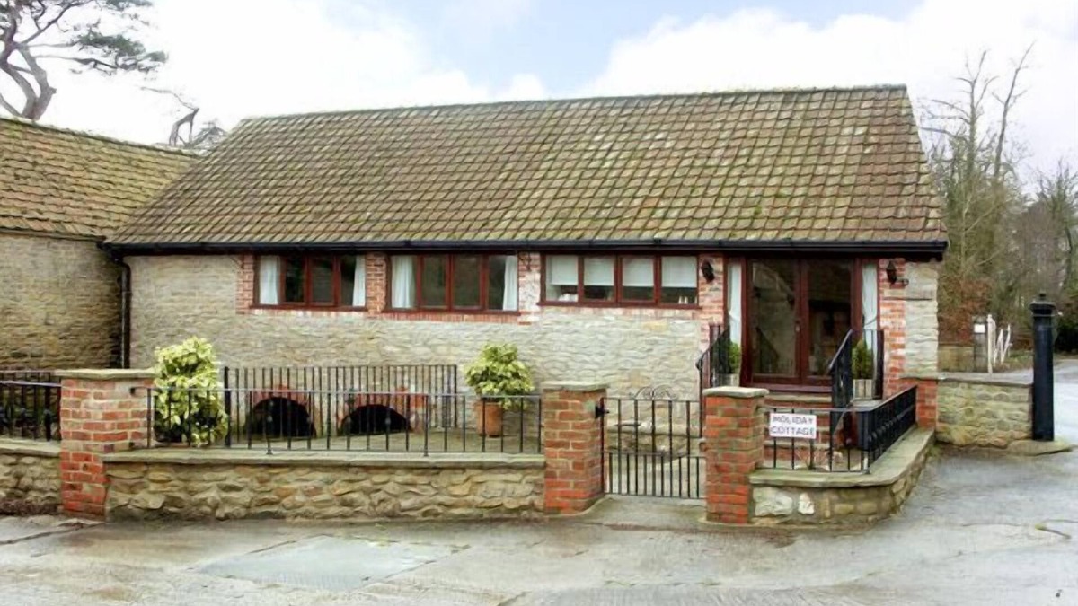 Gillingham Cottage | BROOK COTTAGE, pet friendly, with a garden in Milton On Stour