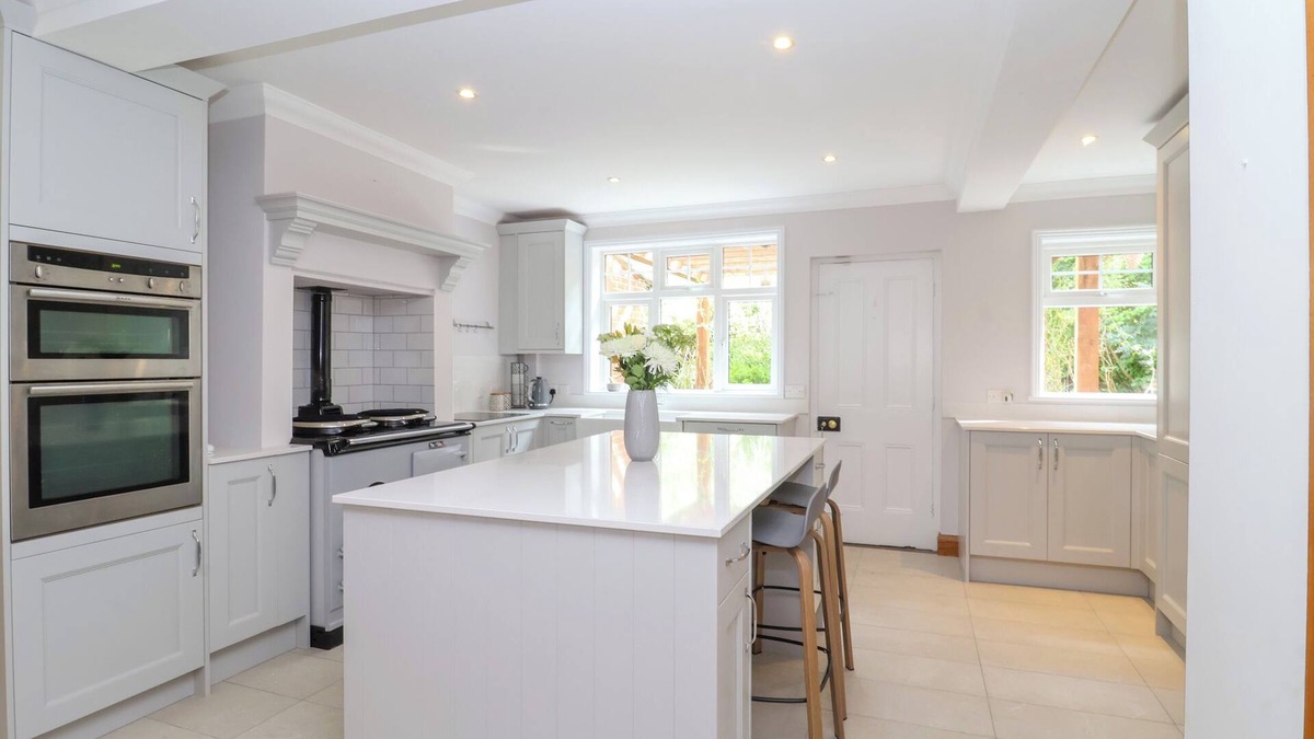 Ipswich Cottage | BROOK LODGE, pet friendly, with open fire in Ipswich