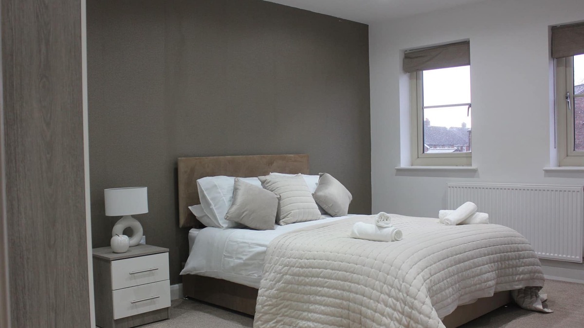 Walkden House | Brook Meadow House, 4 Bed House Manchester ¦ Business ¦ Retreat ¦