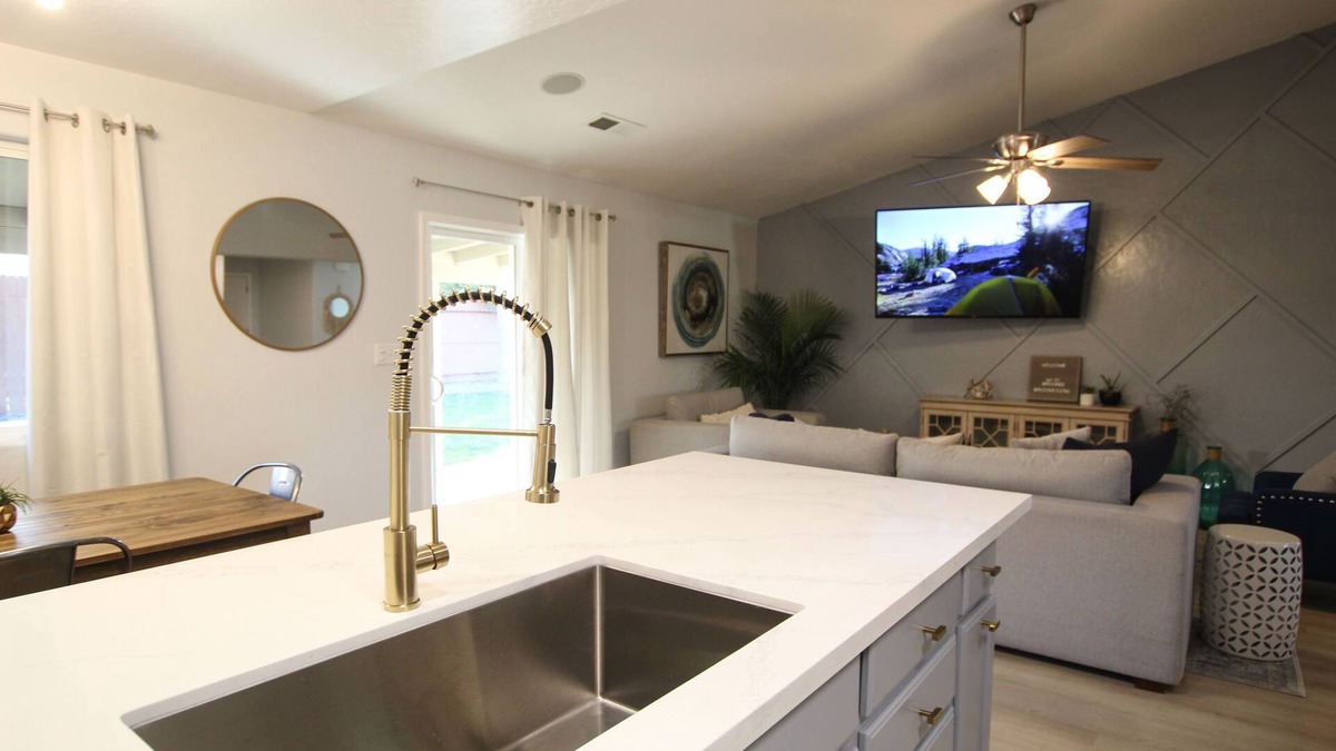 Visalia House | Brookes Guest House: Updated, Bright, Open & Airy
