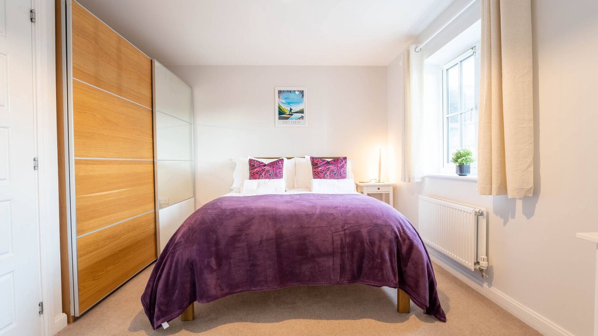 Horley House | Brookfield | 4BR House | Private Garden & Parking