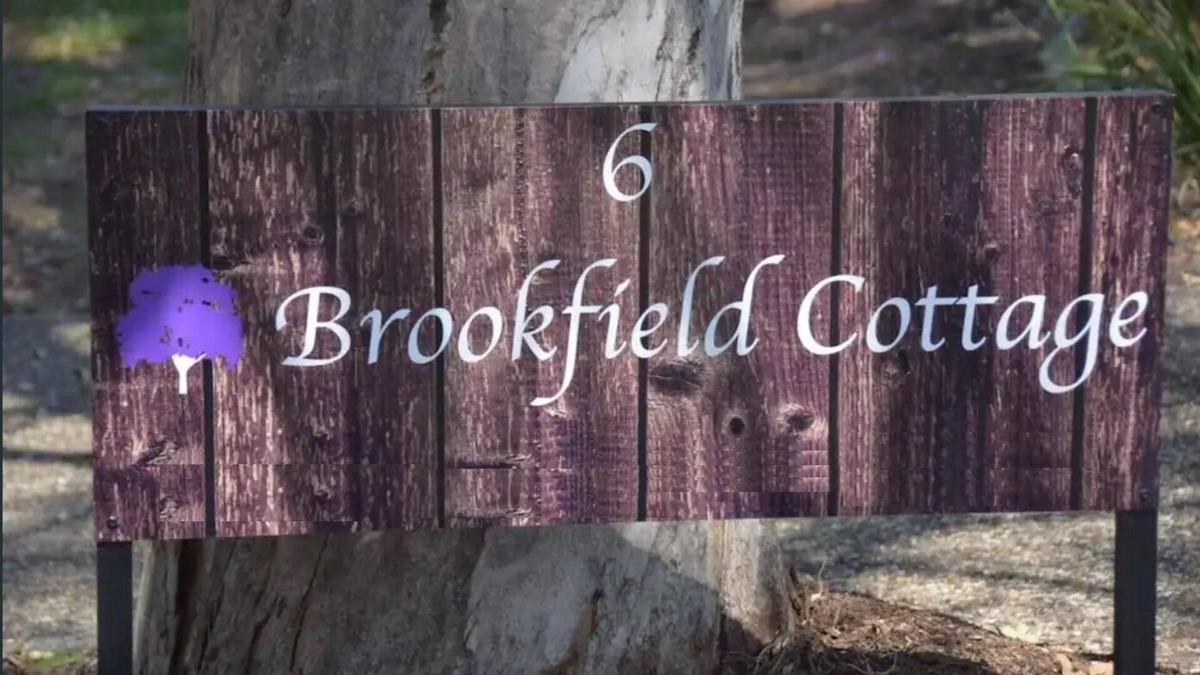 Brookfield House | Brookfield Cottage in beautiful jacaranda gardens with solar and air con.