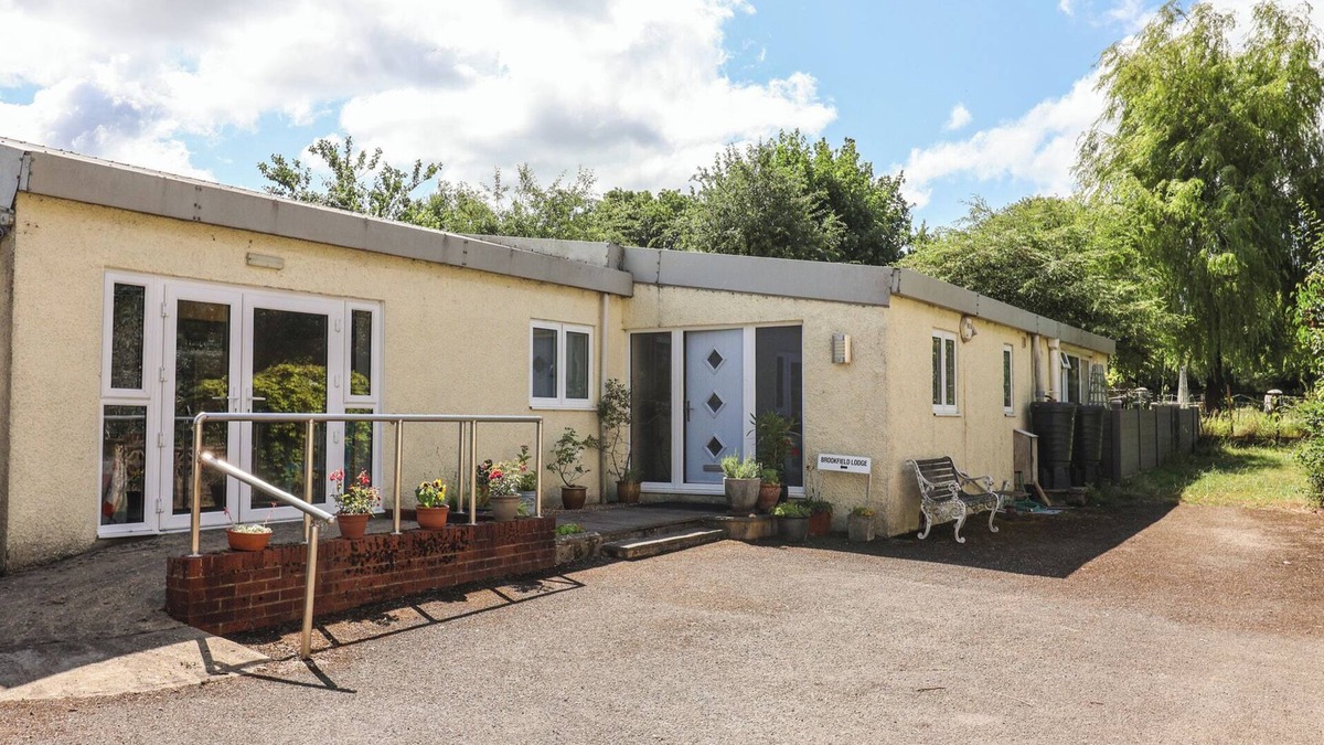 Broadwindsor Cottage | BROOKFIELD LODGE, pet friendly, country holiday cottage in Beaminster