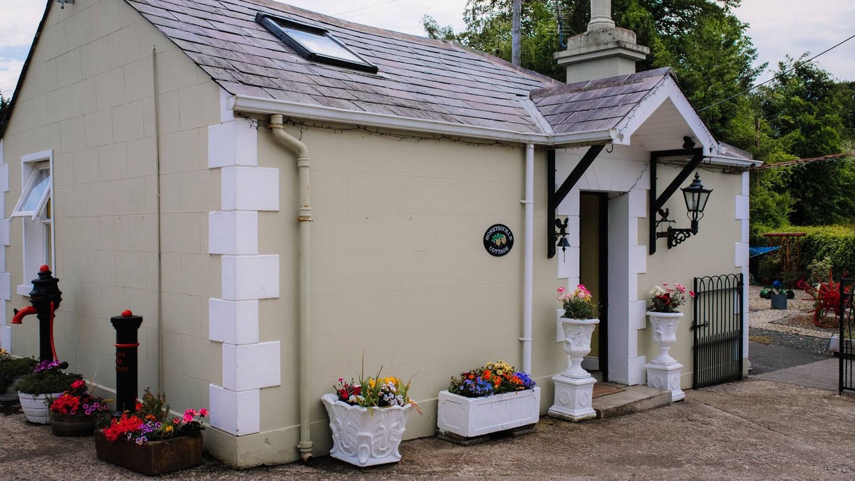 Lisburn Cottage | Brookhall HoneySuckle Cottage
