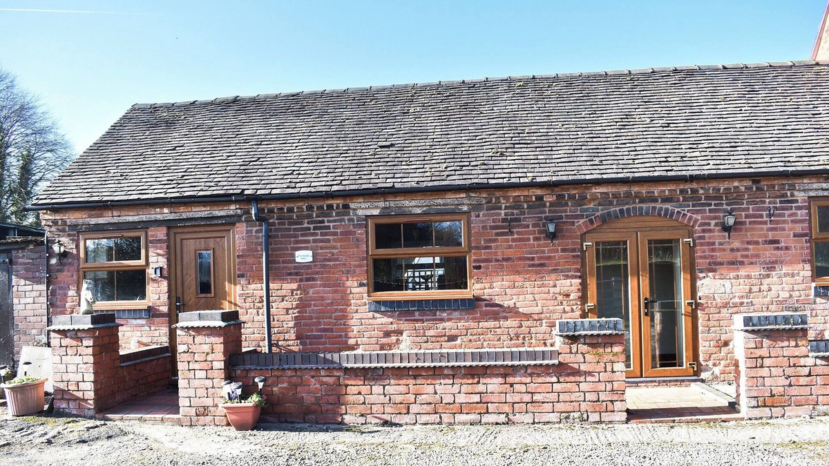 Lichfield Cottage | Brookside Cottage - UK42869