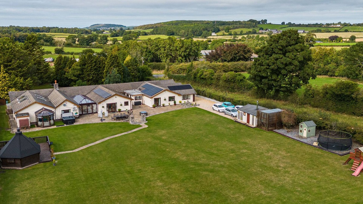 Lloc House | BROOKWAY LODGE, pet friendly, country holiday cottage in Caerwys