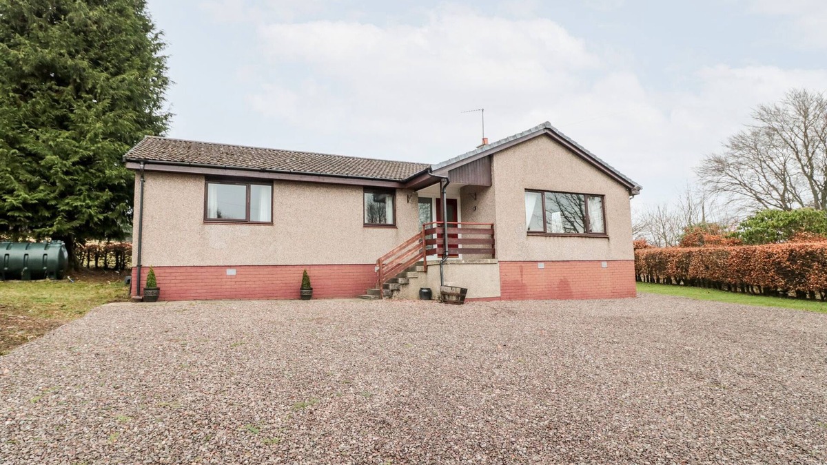 Jedburgh Cottage | BROOMBAULKS FARM BUNGALOW, pet friendly, with open fire in Jedburgh