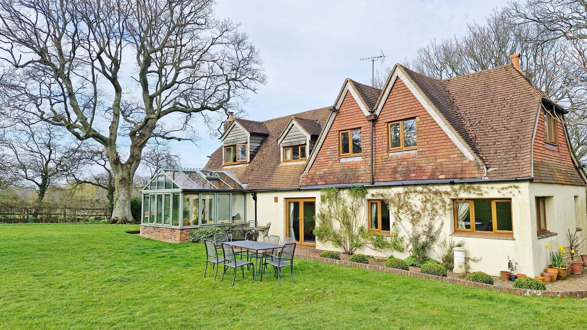 Thakeham Cottage | Broomy Cottage - sleeps 10 guests in 5 bedrooms