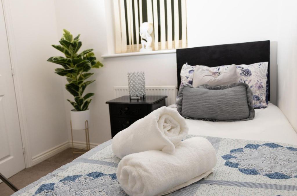 Newport Pagnell Apartment | Broughton Haven 5 Beds House Free WiFi, Free parking, NETFLIX