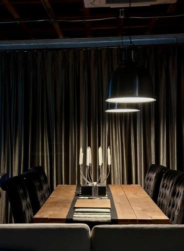 Khlong Tan Nuea Apartment | Brown Brick Thonglor - Red Burgundy Room