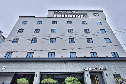Gumi Hotel | Brown Dot Gumi Okgye