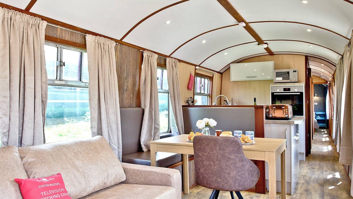 Dawlish Warren Ski Chalet | Brunel Boutique Railway Carriage 5