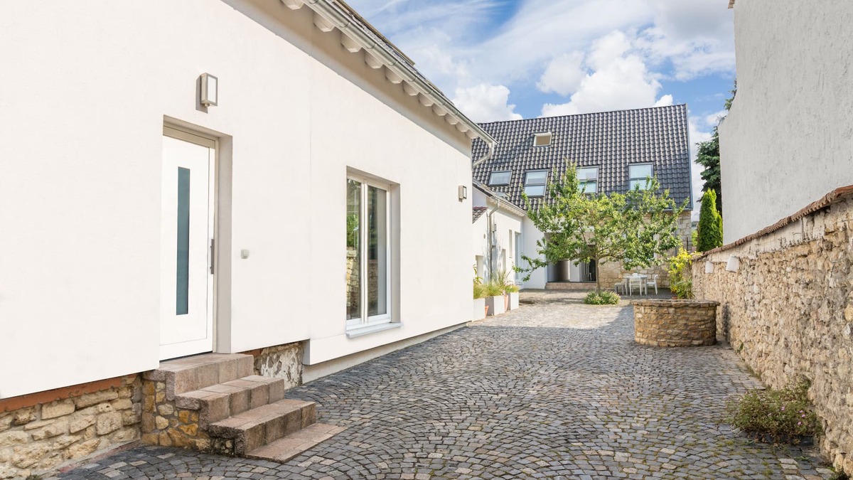 Mainz House | "Brunnenhaus": Stylish vacation home with Mediterranean courtyard and huge garden