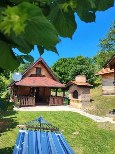 Bajina Basta Ski Chalet | Brvnara na bregu