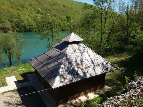 Beserovina Cabin | Brvnara na obali reke Drine