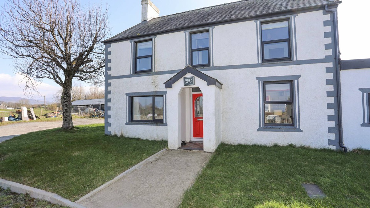 Llanrug House | BRYN AFON FARM, pet friendly, character holiday cottage in Llanrug
