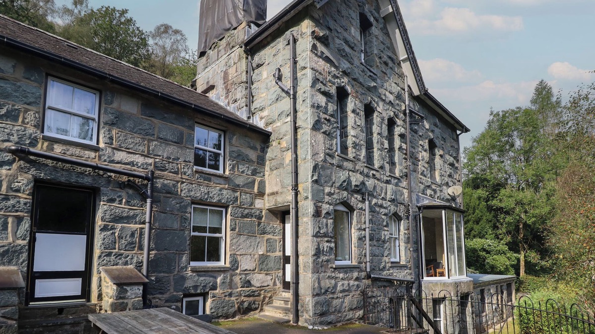 Dolgellau Cottage | BRYN CEMLYN, pet friendly, with a garden in Ganllwyd