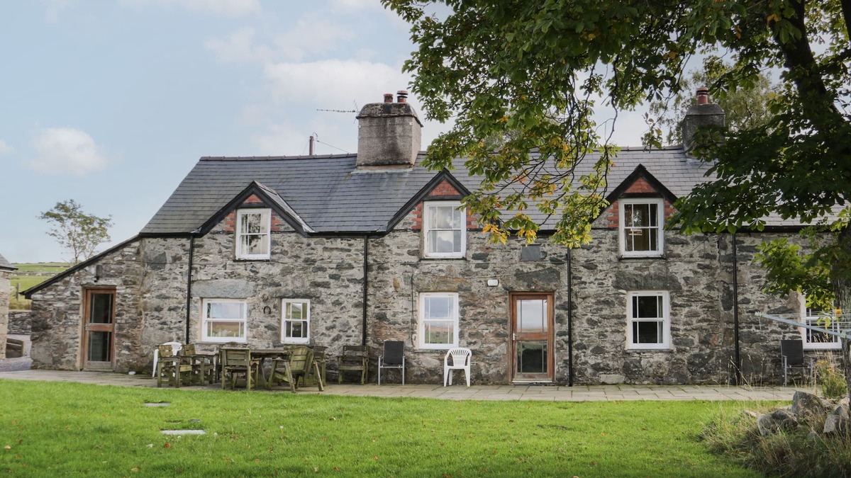 Pentre-Foelas Cottage | BRYN DEDWYDD FARMHOUSE, pet friendly, with open fire in Betws-Y-Coed