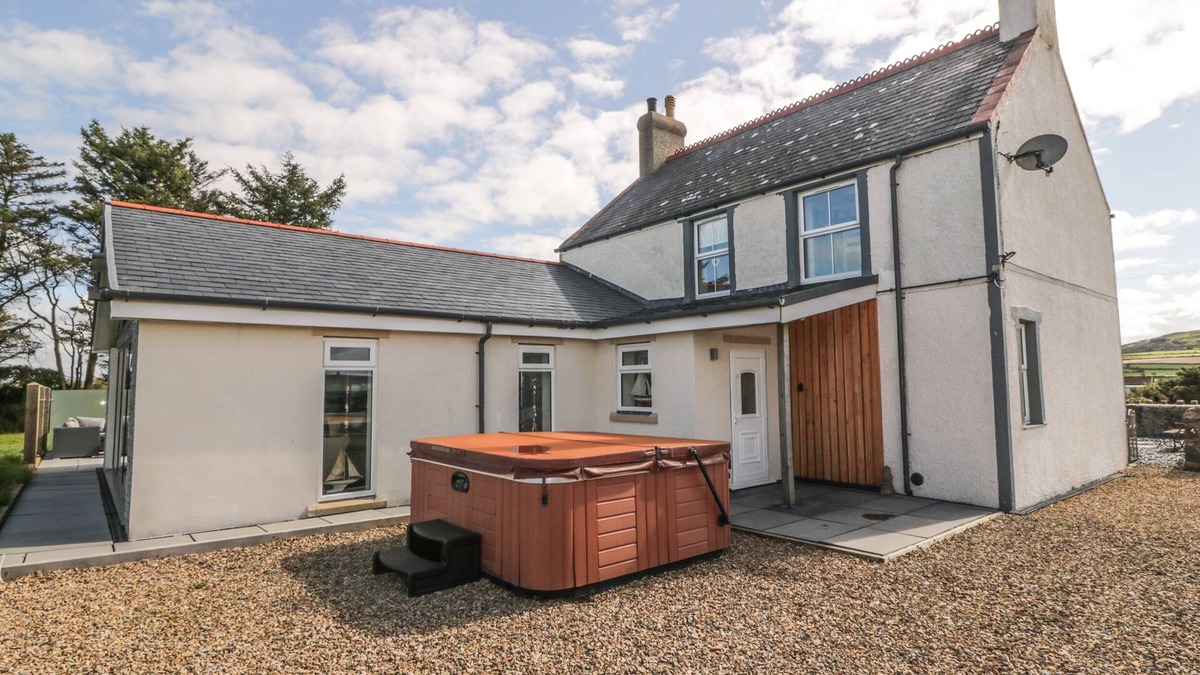 Garn Fadryn Cottage | BRYN FFYNNON, pet friendly, character holiday cottage in Aberdaron