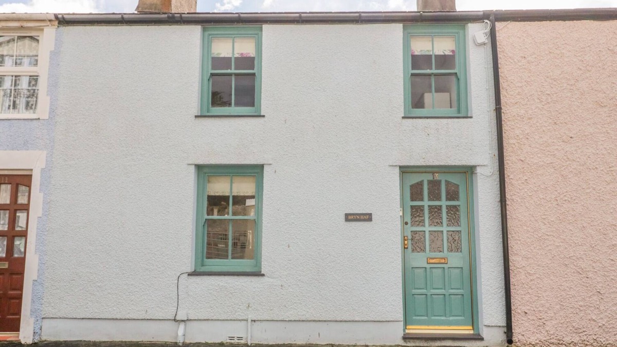 Beaumaris Cottage | BRYN HAF, NEW STREET, family friendly, with open fire in Beaumaris