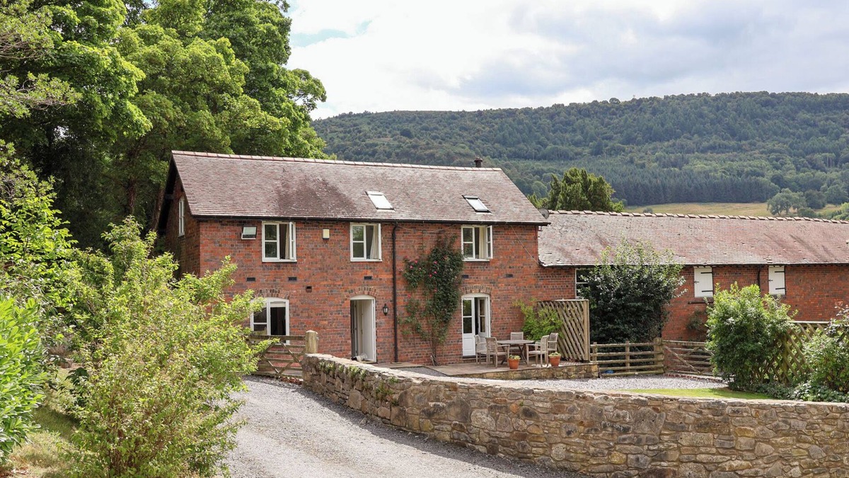 Trevor Cottage | BRYN HOWELL STABLES, pet friendly, with open fire in Llangollen