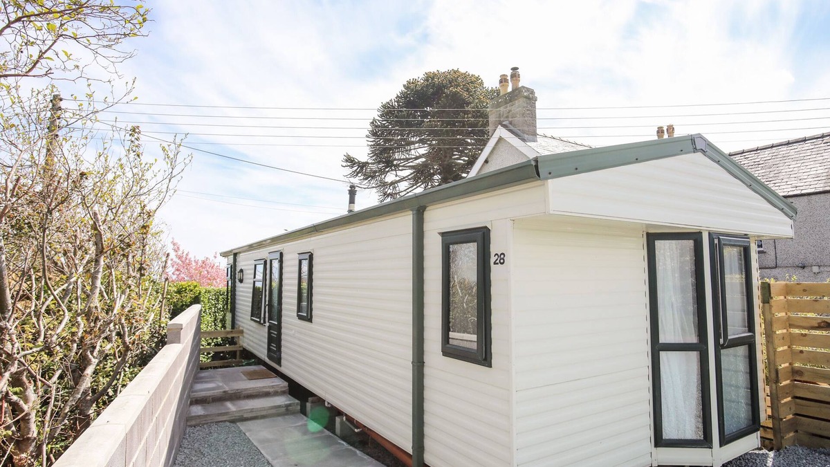 Dulas Cottage | BRYN HYFRYD CARAVAN, family friendly, with a garden in Moelfre