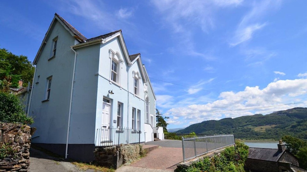 Bontddu House | Bryn Hyfryd - Four Bedroom House, Sleeps 7
